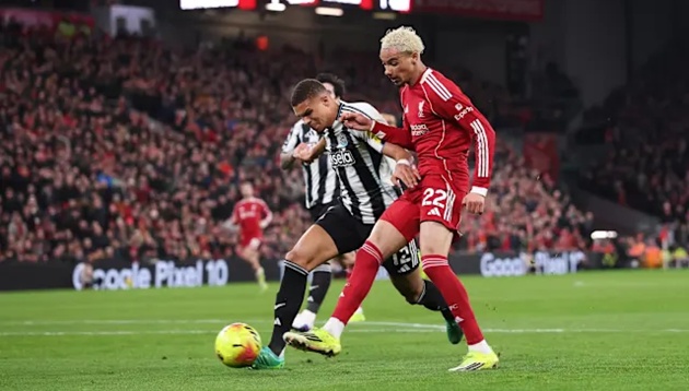 Ekitike ghi hai bàn quan trọng