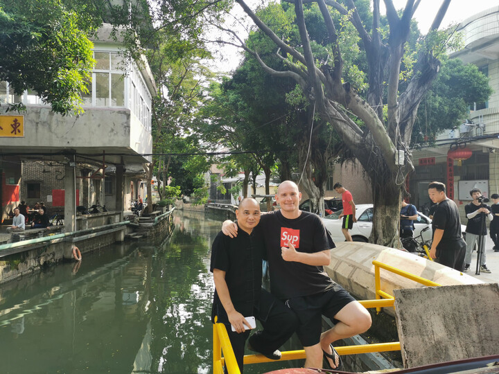 Lundqvist bên võ sư Xian Zhiming