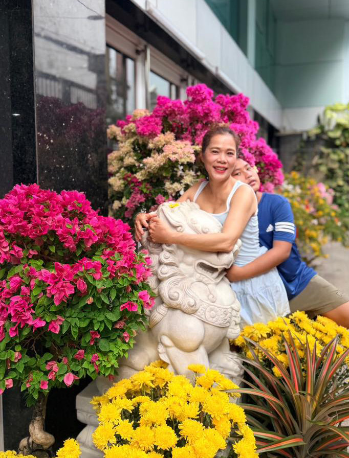 Ca sĩ Mỹ Lệ ở tuổi 54 sống viên mãn bên biệt thự 1 . 000 M2 tại TP HCM - Ảnh 3. Không gian nội thất ngập tràn hoa tươi dịp Tết của Mỹ Lệ