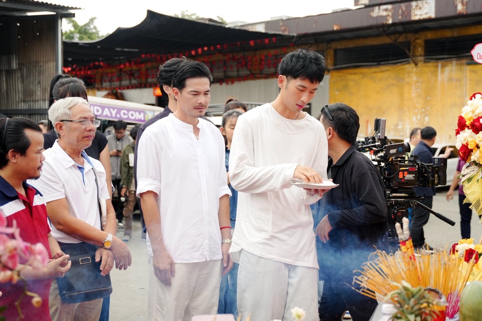 Quách Ngọc Ngoan trò chuyện trên phim trường