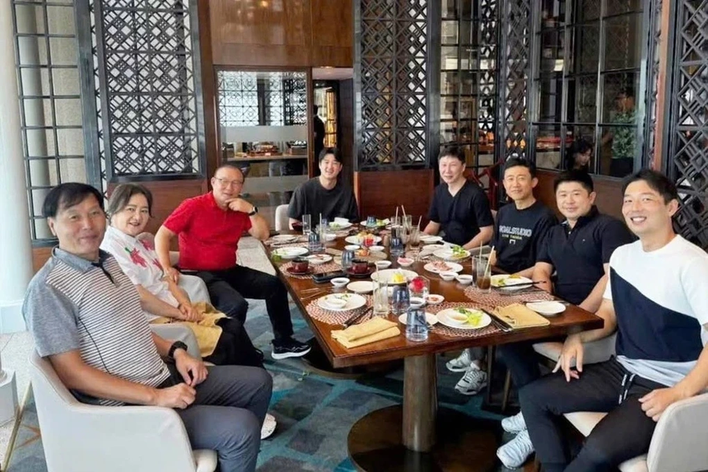 Hình ảnh gây chú ý của hai HLV Park Hang Seo và Kim Sang Sik - 1