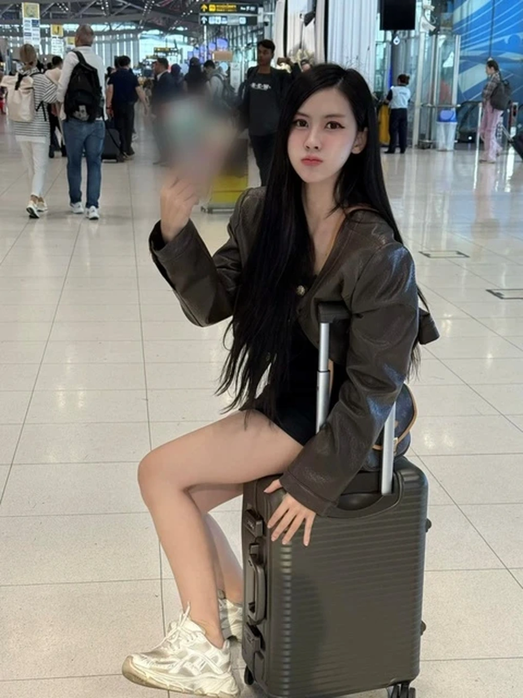 Nữ CĐV Thái Lan xinh đẹp mê mẩn Đình Bắc gây sốt khi tới Việt Nam ăn Tết - 1