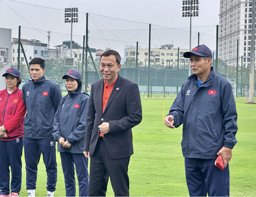 Chủ tịch VFF Trần Quốc Tuấn động viên đội tuyển nữ