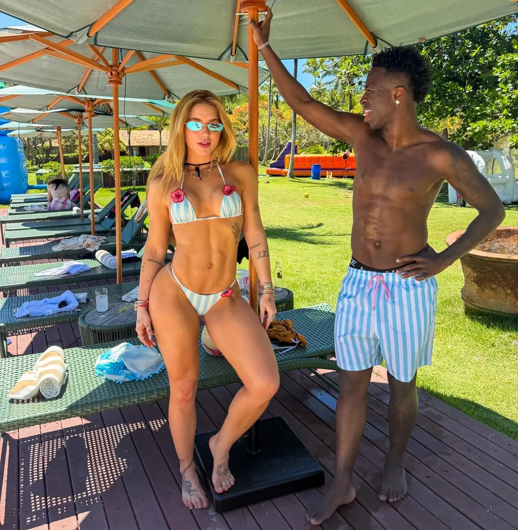 Bạn gái Vinicius ăn mặc táo bạo kiểu miêu nữ, CĐV trầm trồ khen ngợi - 3