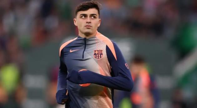 Pedri trên sân bóng