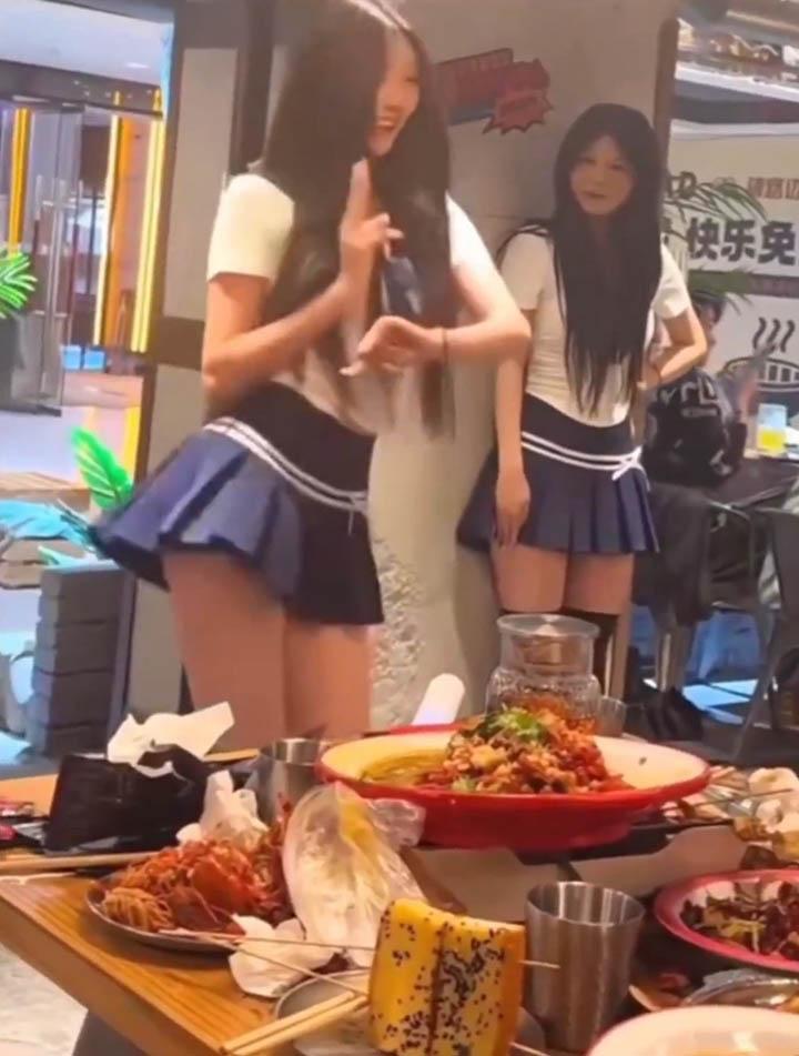 Phản ứng trái chiều từ cộng đồng mạng về màn nhảy tại quán lẩu