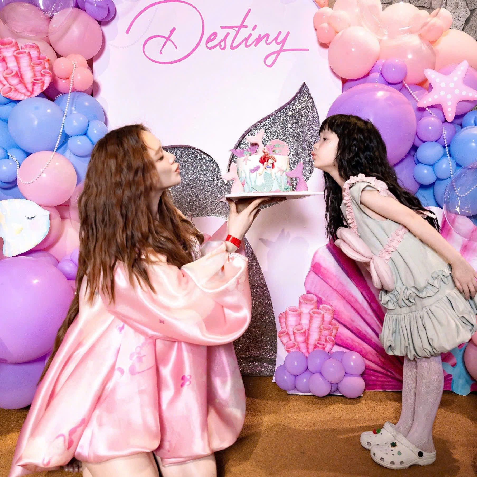 Gia đình hạnh phúc của Nhã Phương và Trường Giang