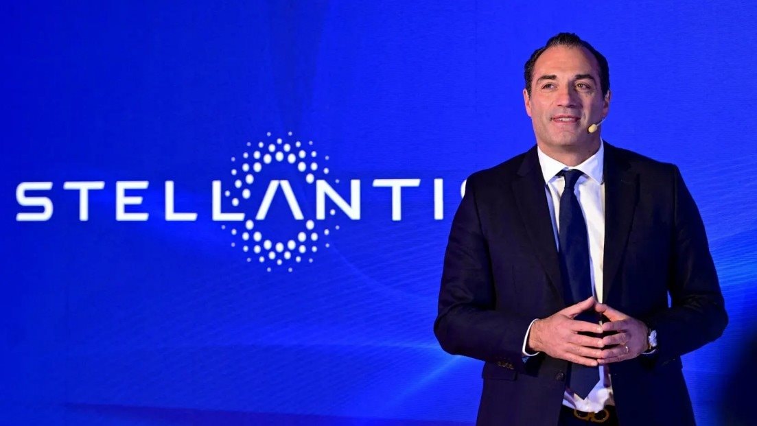 Lỗ nặng vì làm xe điện, hãng ô tô lớn buộc quay lại làm xe xăng, CEO thừa nhận sai lầm - Ảnh 1.