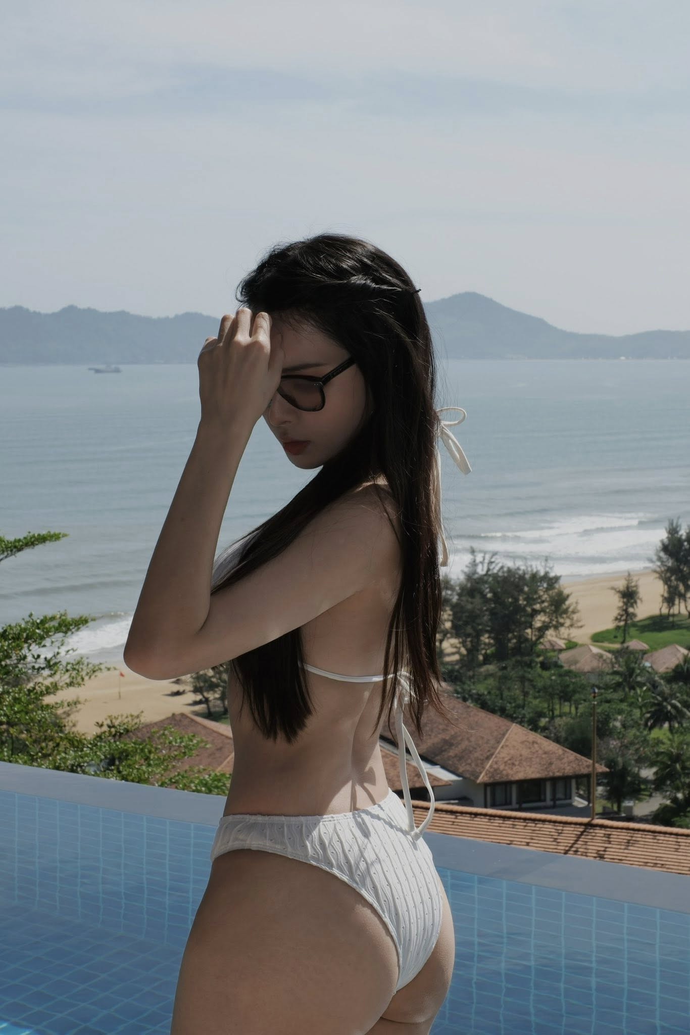 Bạn gái “trâm anh thế phiệt” của cầu thủ Văn Thanh tung ảnh bikini “cực cháy