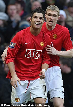 Ronaldo hẹn hò nàng WAG lúc ở MU Ronaldo và bạn gái thời trẻ