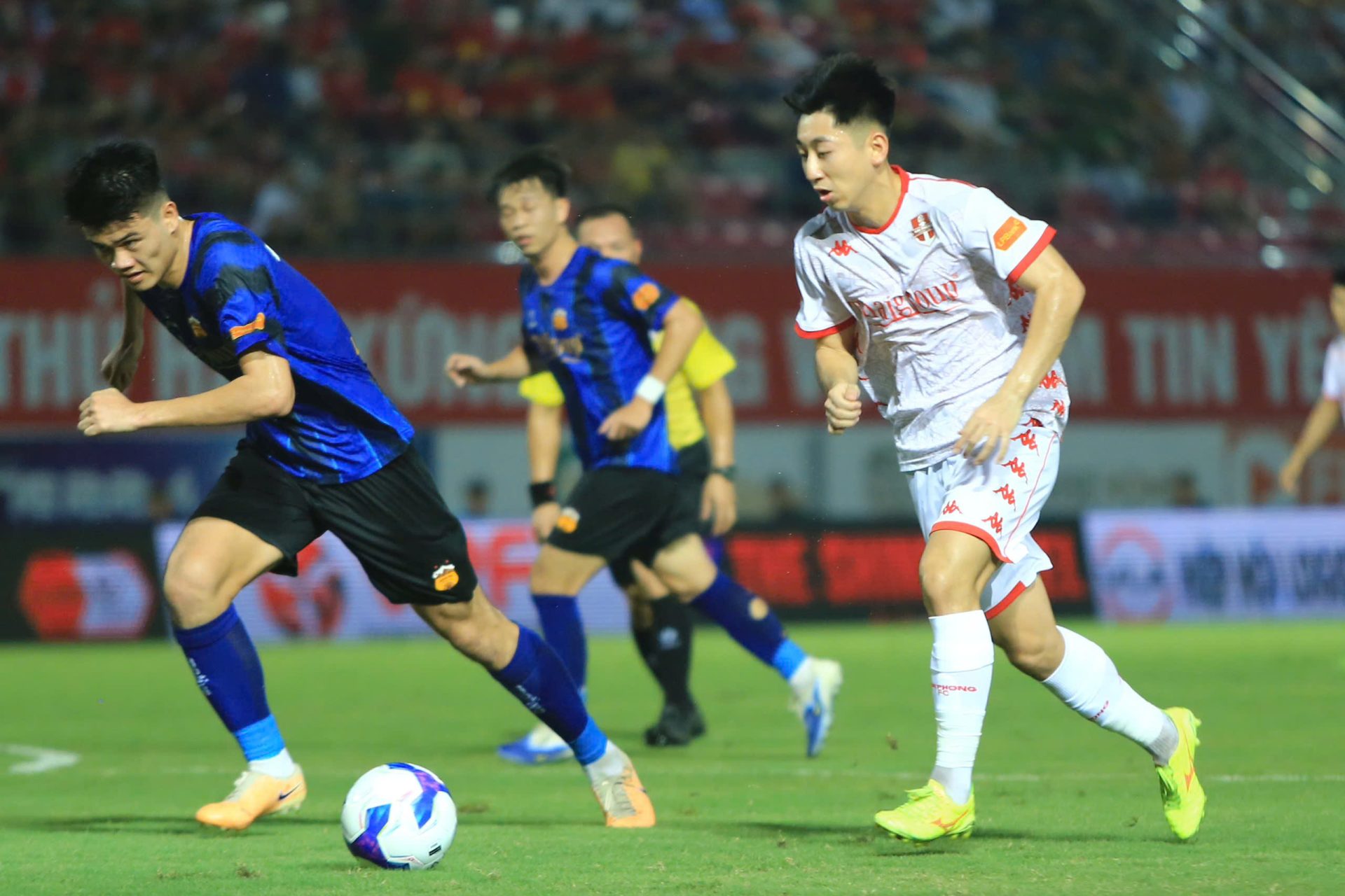 HAGL áo xanh mắc lỗi cá nhân dẫn đến bàn thua