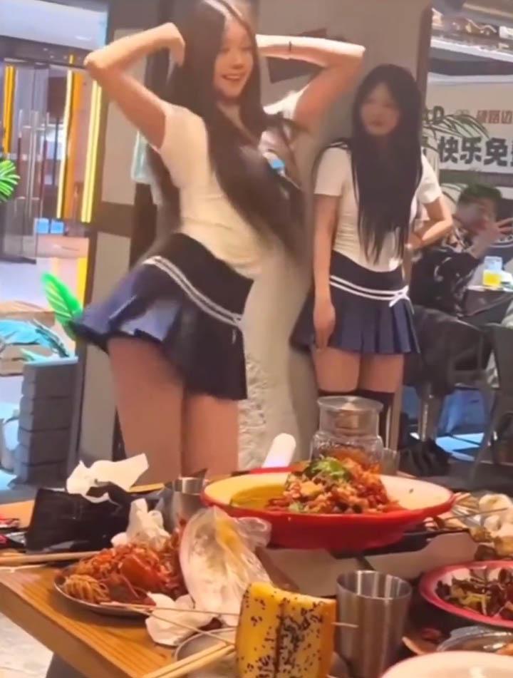 Hai nữ dancer trong trang phục nữ sinh nhảy tại quán lẩu
