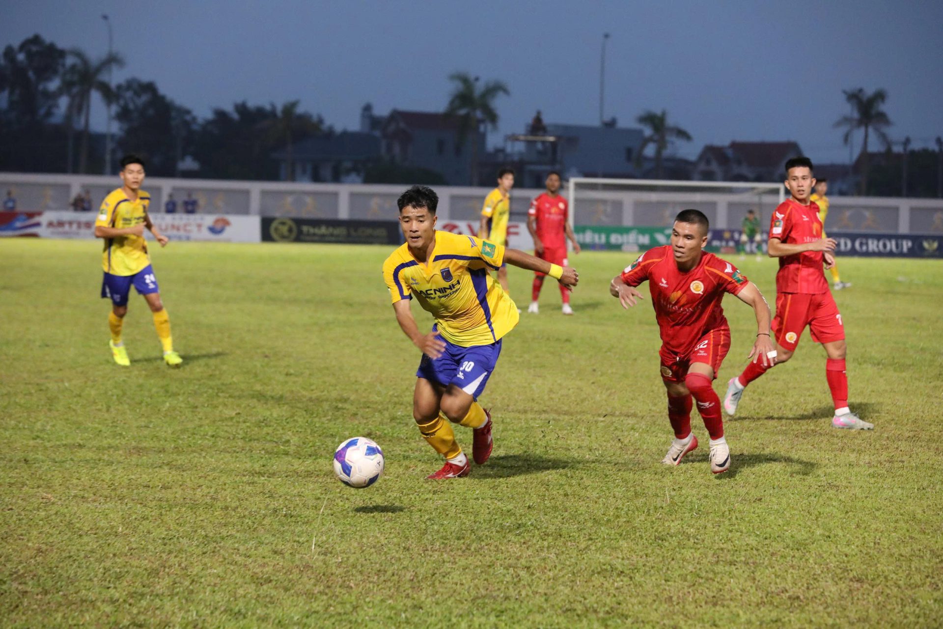 Hà Đức Chinh cùng Bắc Ninh FC nỗ lực thăng hạng