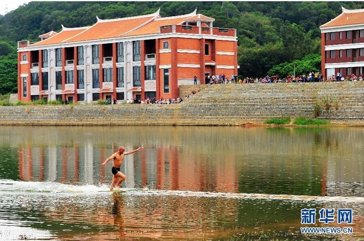 Thích Lý Lượng chạy trên nước năm 2014