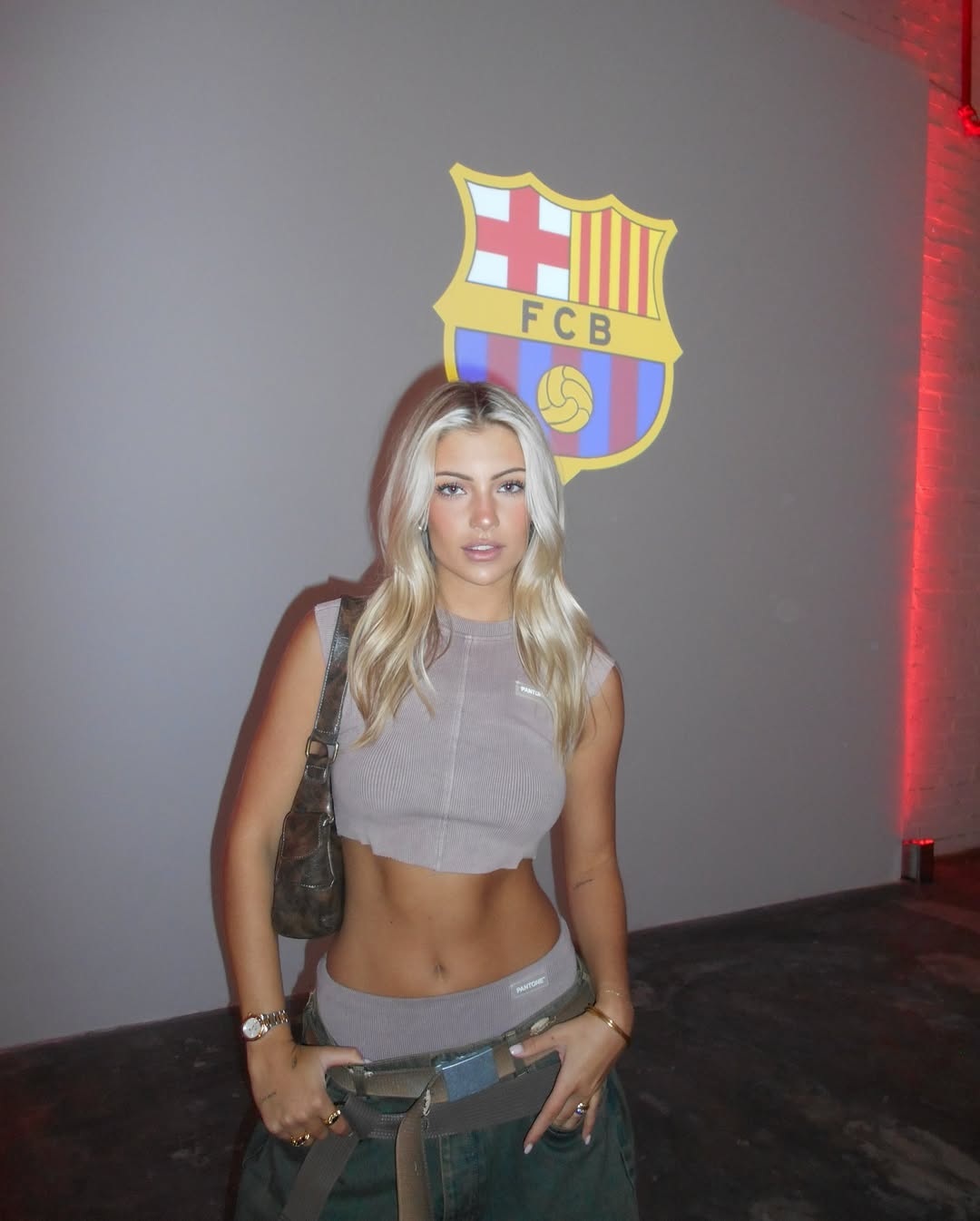 Hình ảnh nữ influencer nổi tiếng tại Barcelona