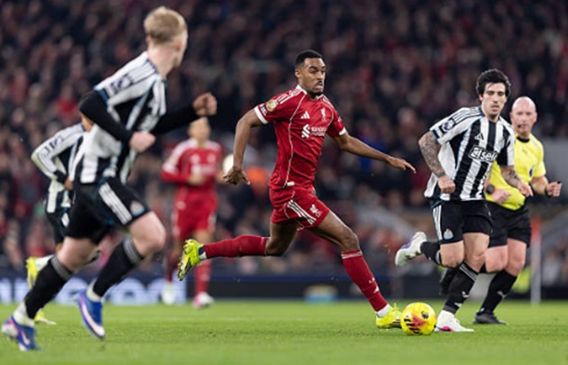 Gravenberch phục hồi phong độ sau giờ nghỉ