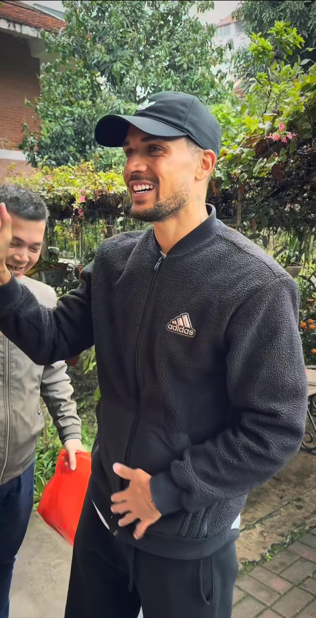 Lần đầu đón Tết Việt, Đỗ Hoàng Hên gây bất ngờ với hành động đẹp- Ảnh 1.