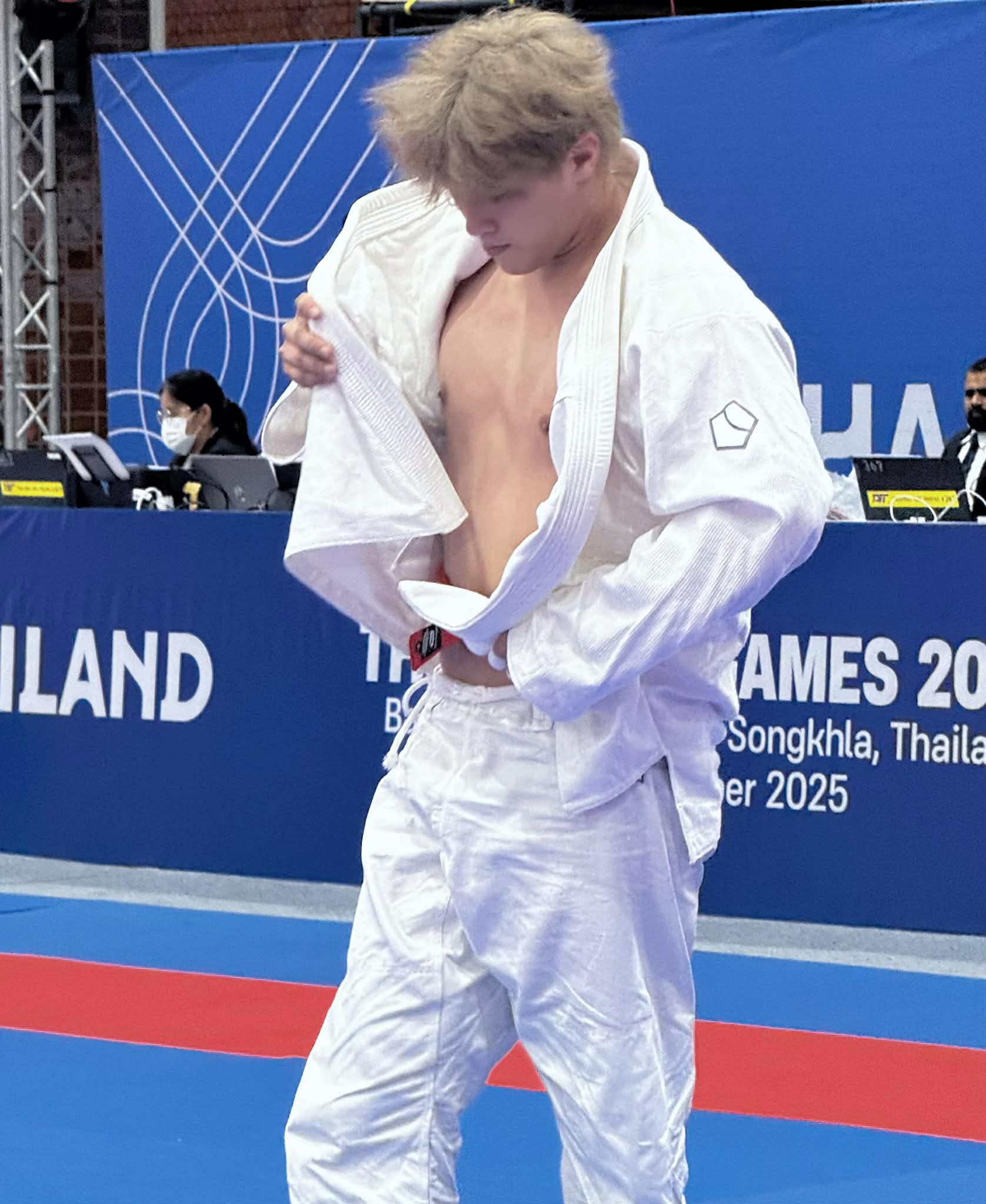 Vận động viên chăm chỉ tập luyện