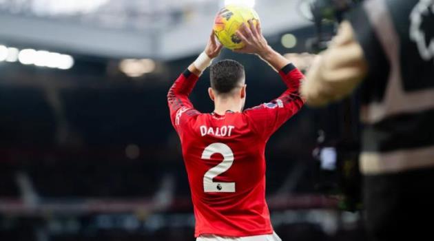 Dalot nhận lời khen từ Denis Irwin.