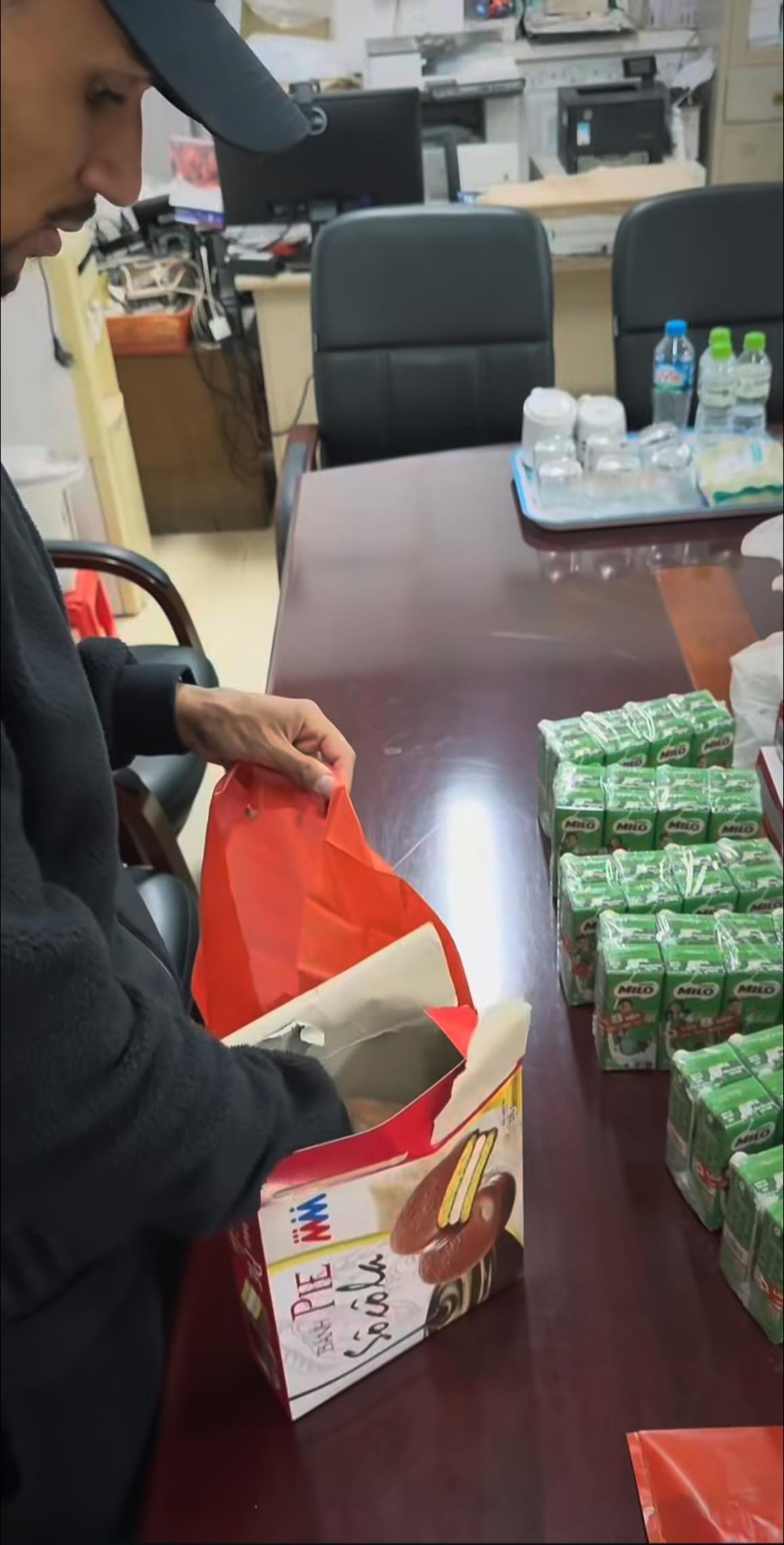 Lần đầu đón Tết Việt, Đỗ Hoàng Hên gây bất ngờ với hành động đẹp- Ảnh 2.