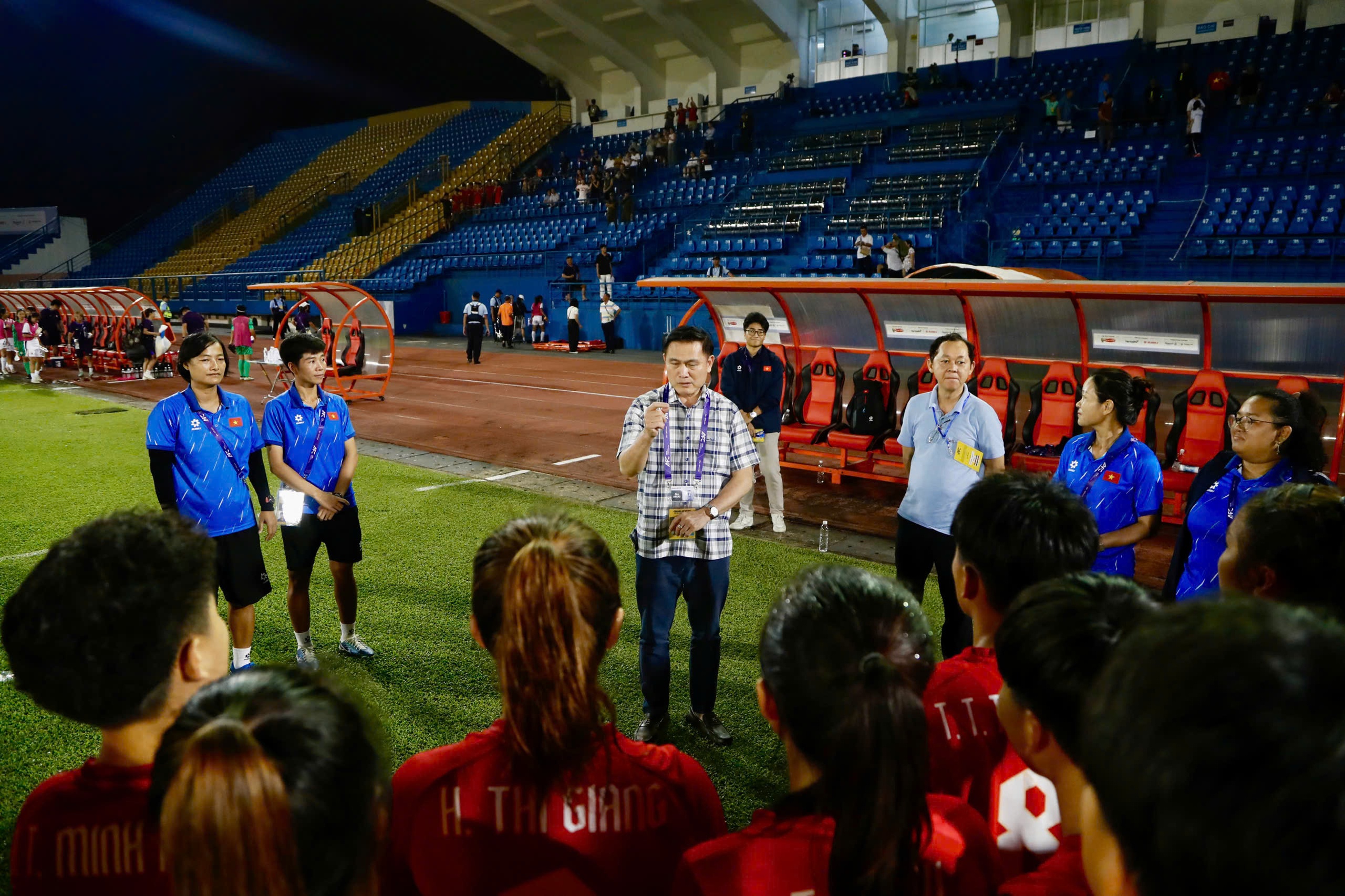 Phó Chủ tịch VFF Trần Anh Tú động viên, khen thưởng đội U17 nữ Việt Nam