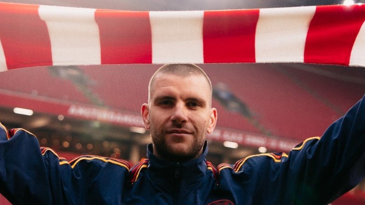 Paes khoác áo Ajax