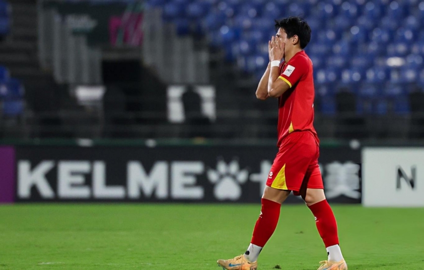 Đình Bắc nhận thẻ đỏ