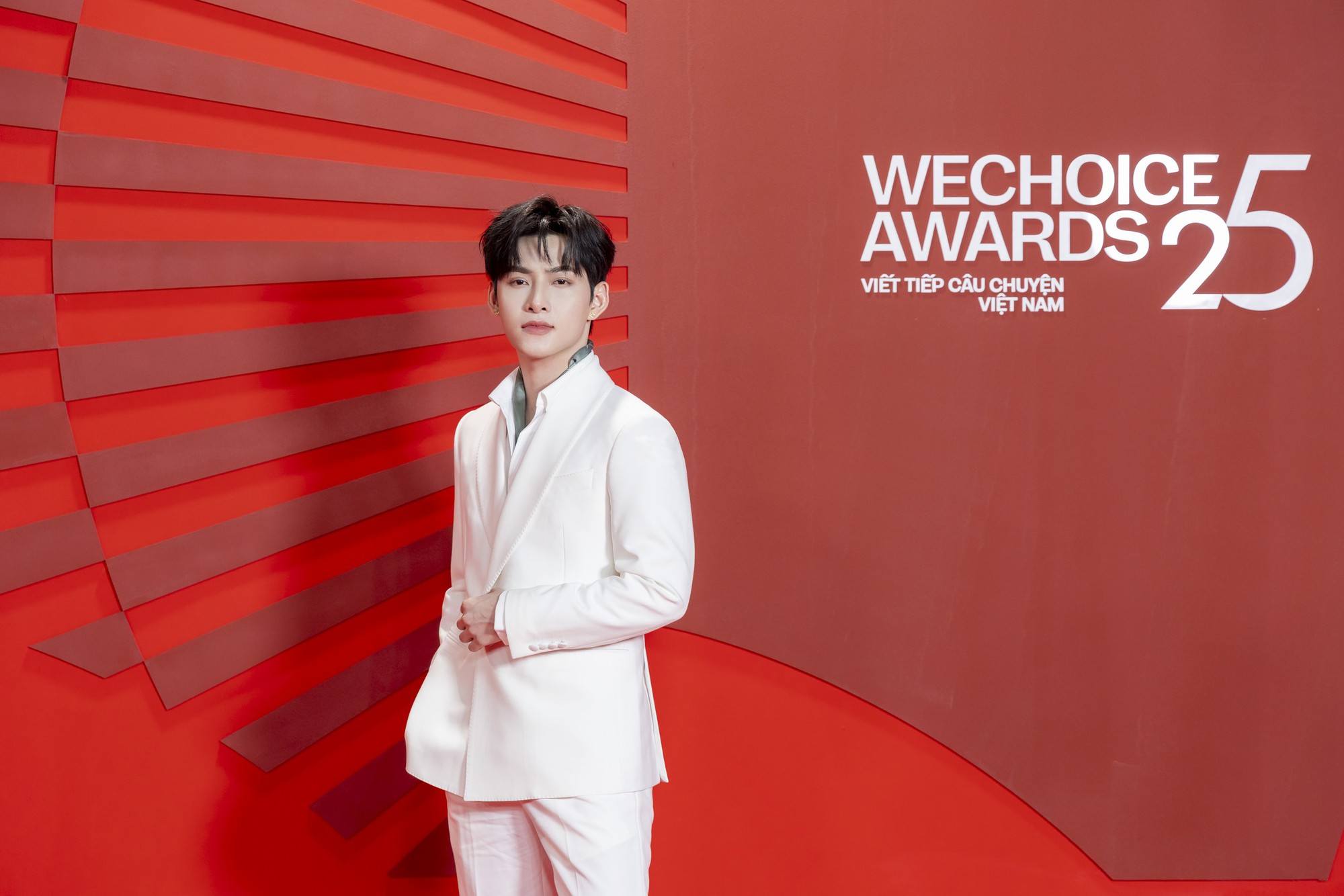 ... cùng gương mặt đẹp cuốn hút