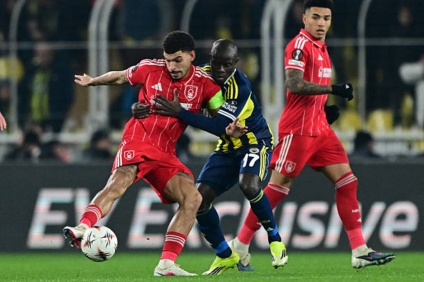 Nottingham Forest tiến gần vé đi tiếp Europa League