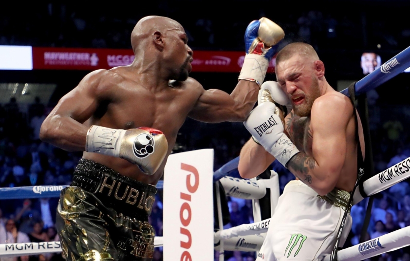 Floyd Mayweather tái xuất cùng Conor McGregor Floyd Mayweather (trái) trong trận so găng đình đám với Conor McGregor cách đây gần 10 năm.