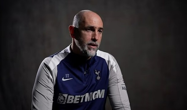 Huấn luyện viên Tudor trên sân tập với đội Tottenham