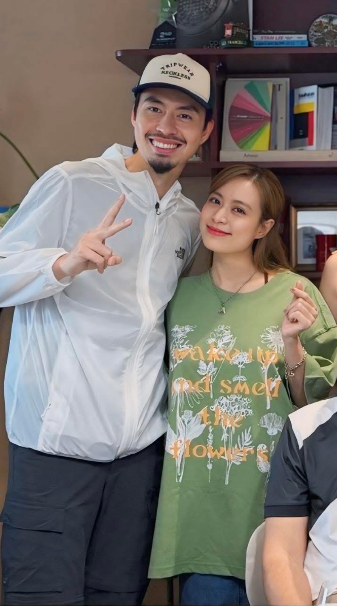 Khoảnh khắc Đen Vâu và Hoàng Thuỳ Linh ôm nhau sát rạt