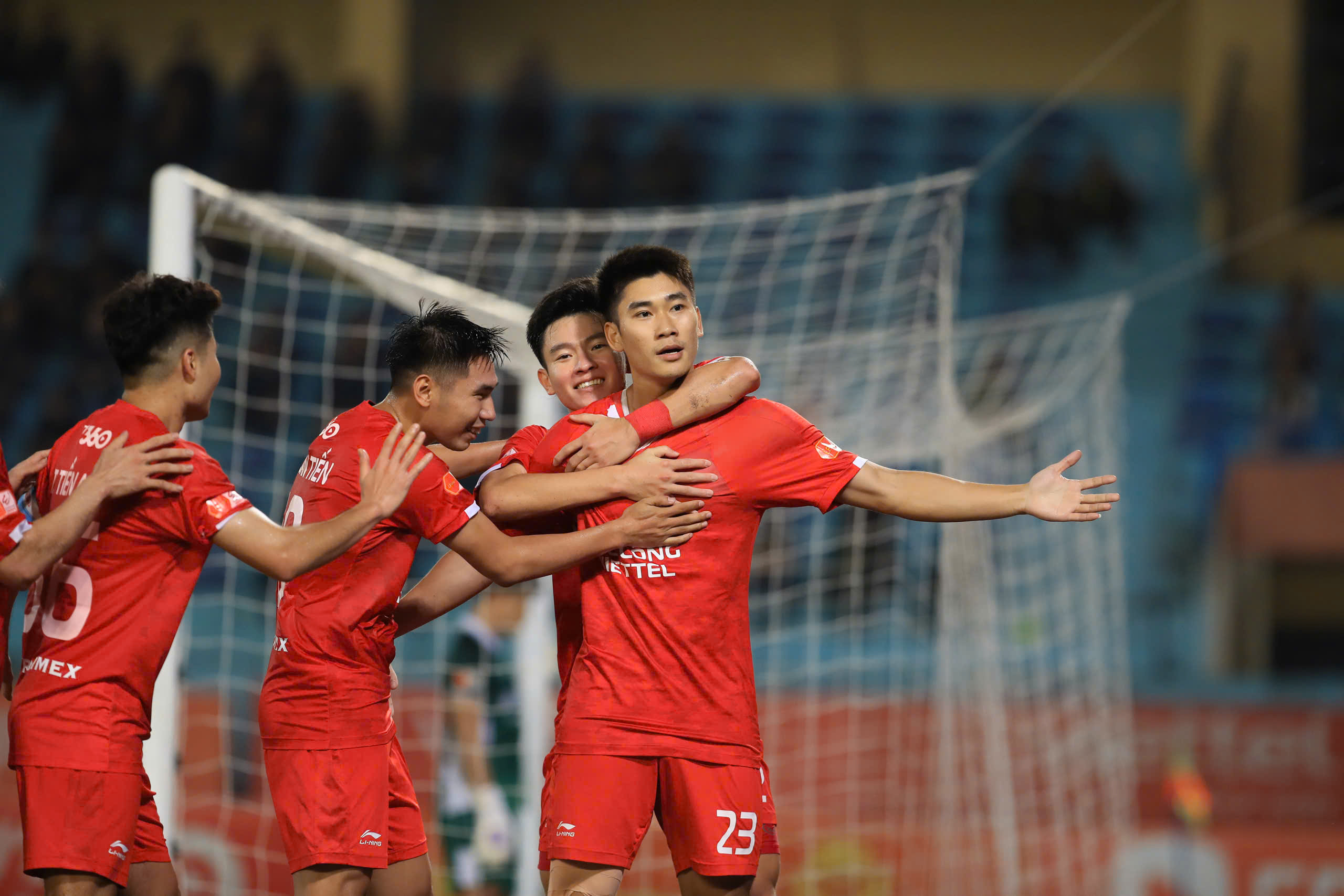 Văn Biểu nỗ lực cứu thua nhưng thiếu may mắn Pha cứu thua của Văn Biểu