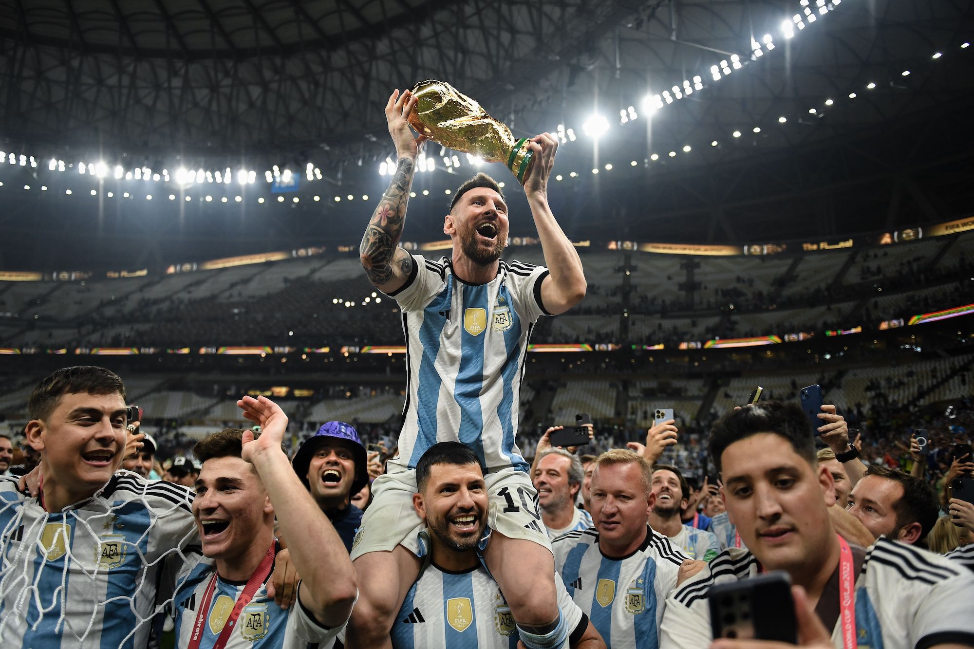 Lionel Messi nâng cao chiếc cúp vàng World Cup