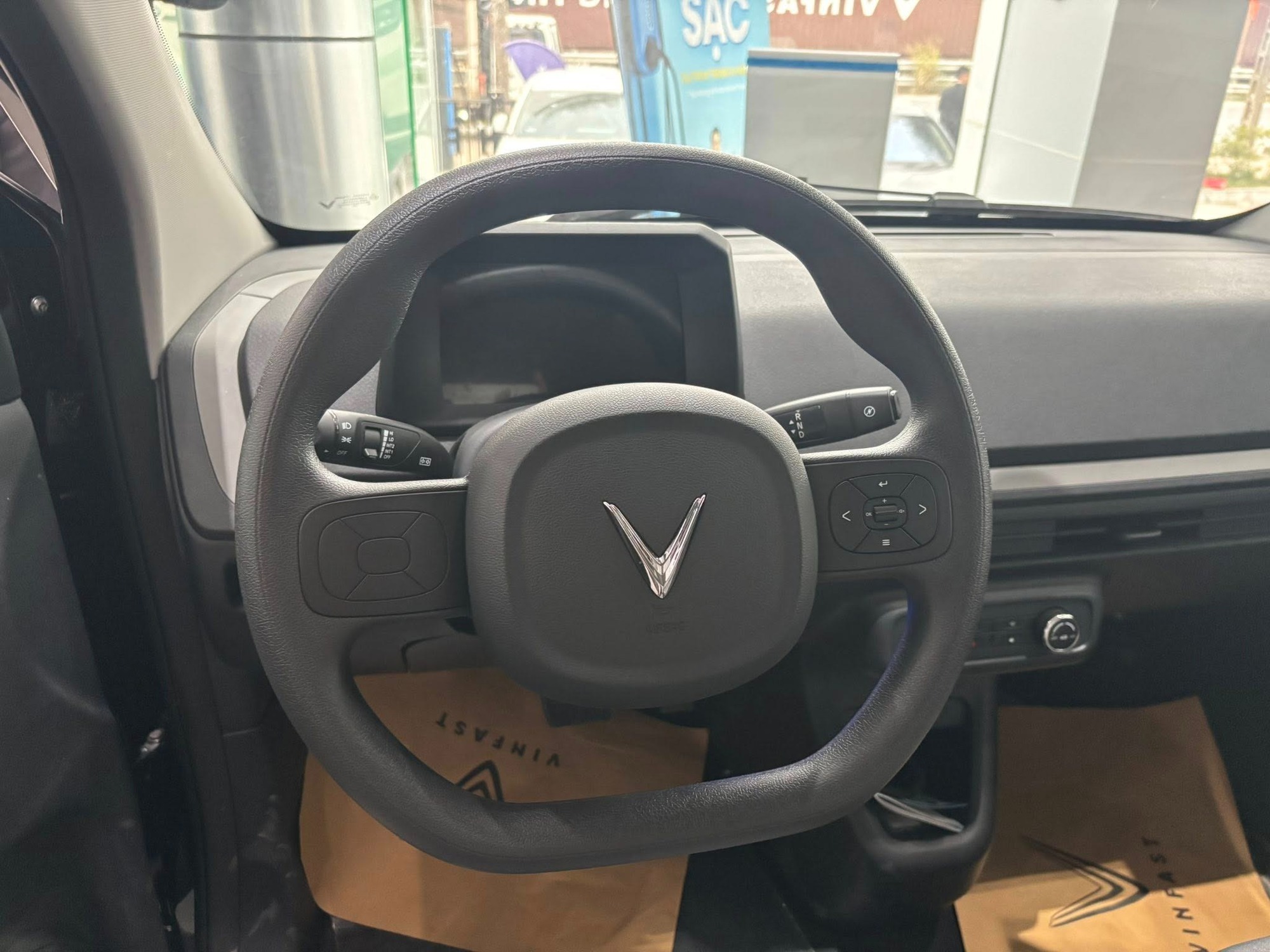 Vô-lăng có một số phím bấm chức năng, cần số phía sau.