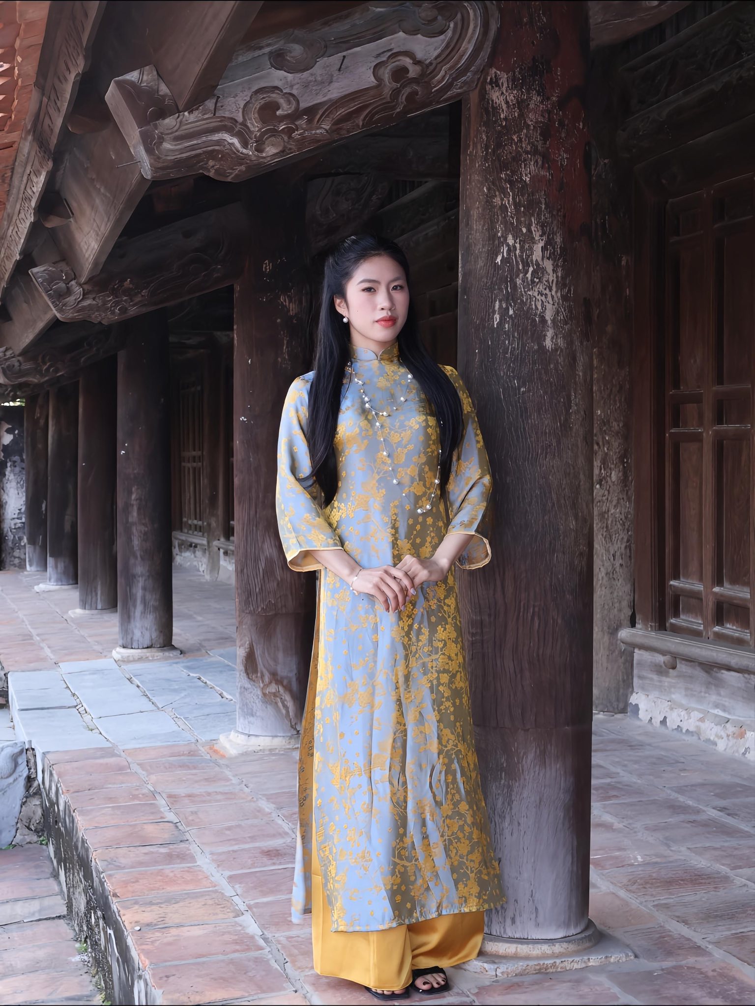 Nguyễn Thị Thanh Nhã thướt tha trong tà áo dài