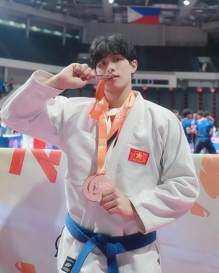 Vận động viên biểu diễn kỹ thuật Jujitsu chuyên nghiệp