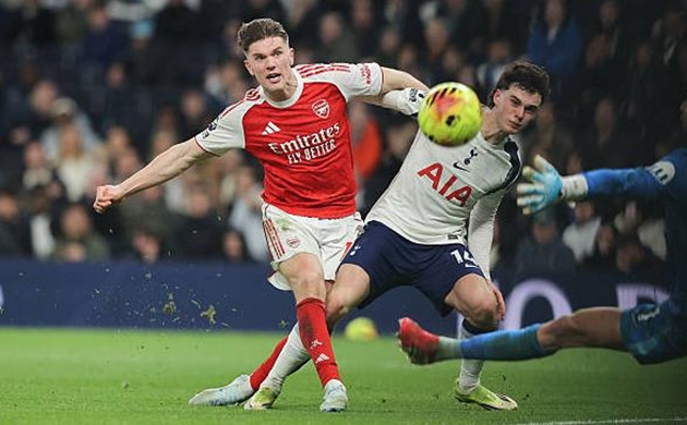 Gyokeres với cú đúp vào lưới Tottenham