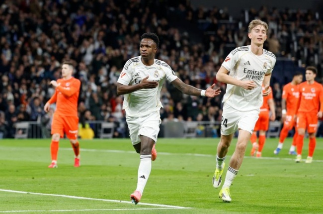 Vinicius lập cú đúp bàn thắng trên chấm 11m.