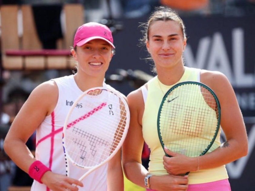 Sabalenka (phải) và Swiatek trước giải đấu