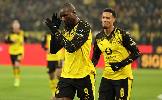 Dortmund dẫn trước 2 bàn