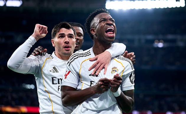 Vinicius ghi bàn siêu phẩm