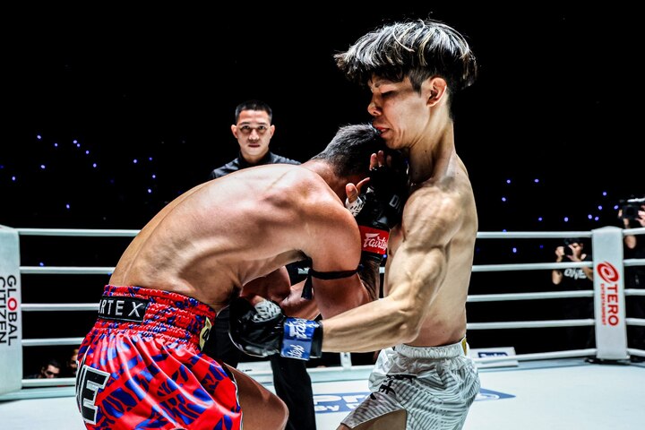 Tanitsu dùng 2 cú đấm giống nhau để hạ gục đối thủ