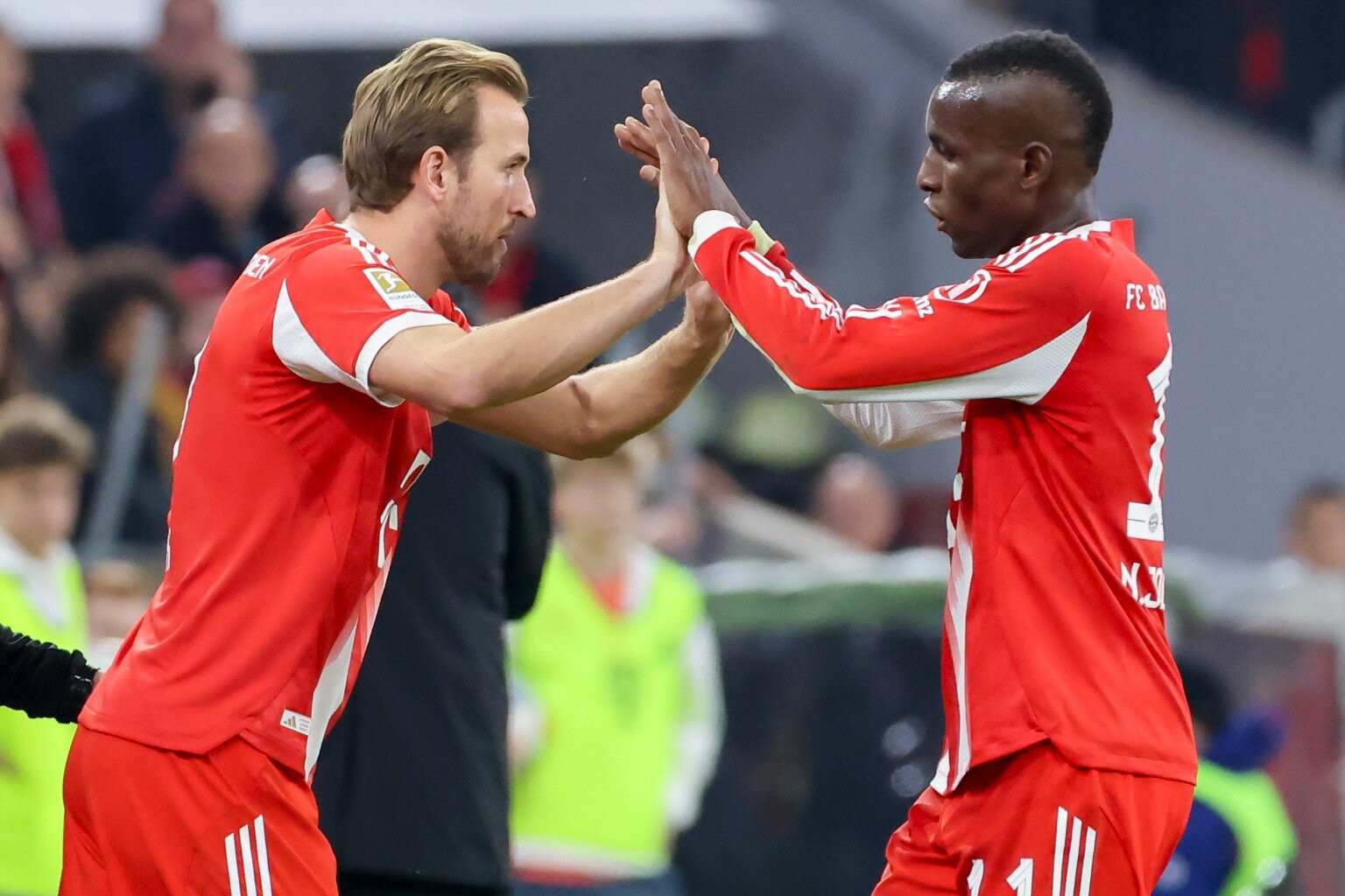 Nicolas Jackson hỗ trợ Harry Kane trên sân Bayern Munich