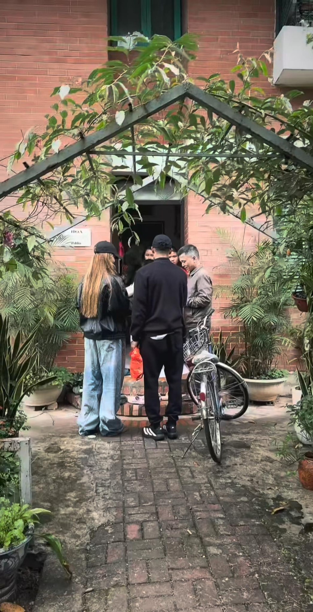 Lần đầu đón Tết Việt, Đỗ Hoàng Hên gây bất ngờ với hành động đẹp- Ảnh 4.