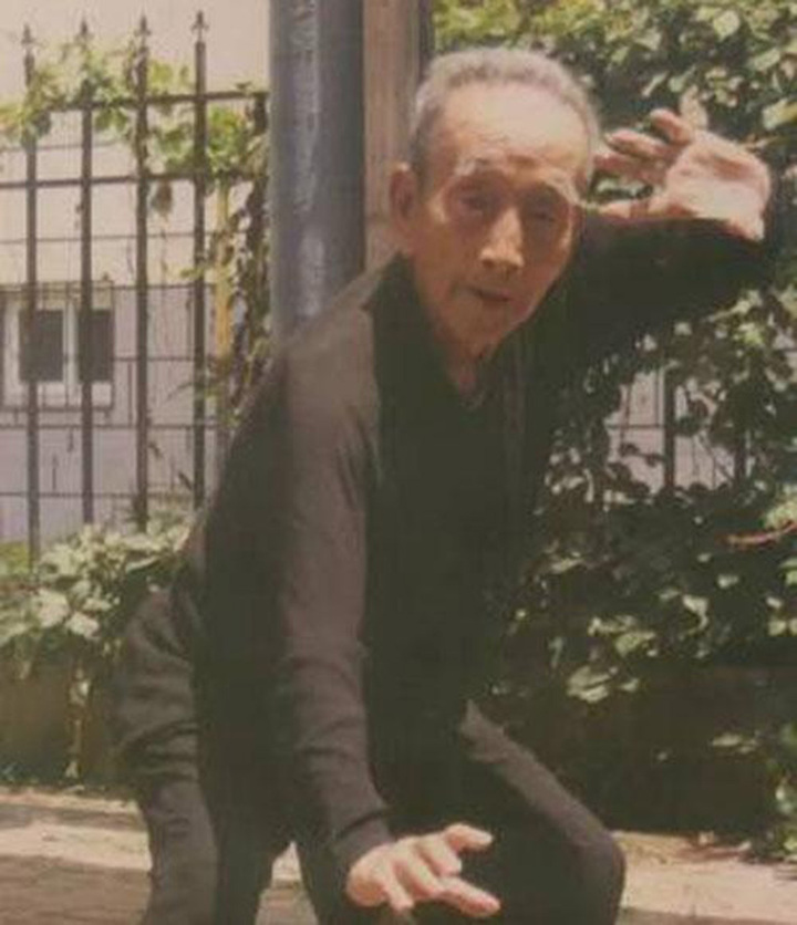 Lư Chính Văn đứng trụ chiến đấu