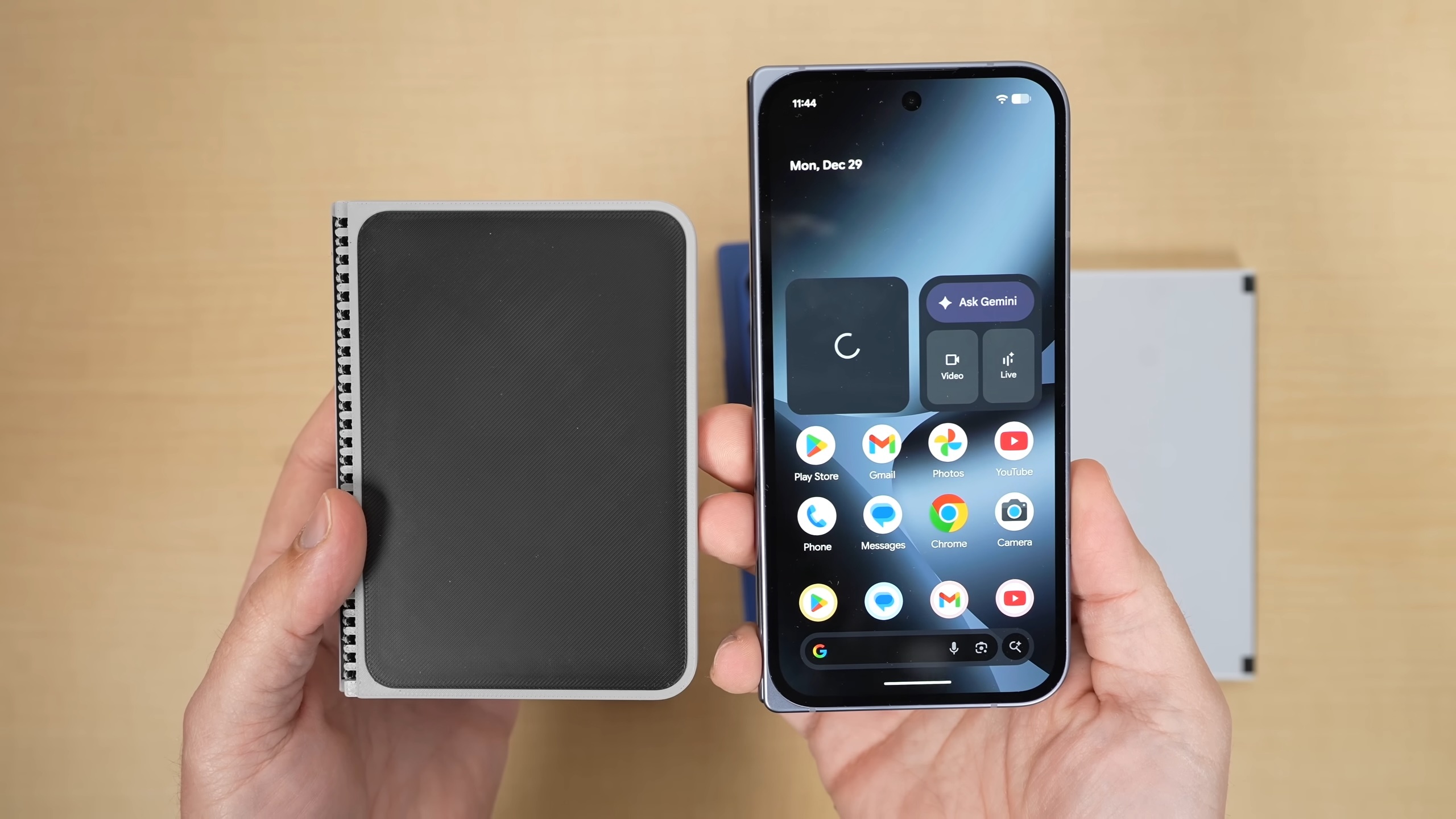 Hình ảnh so sánh thiết kế iPhone màn hình gập với Google Pixel Fold