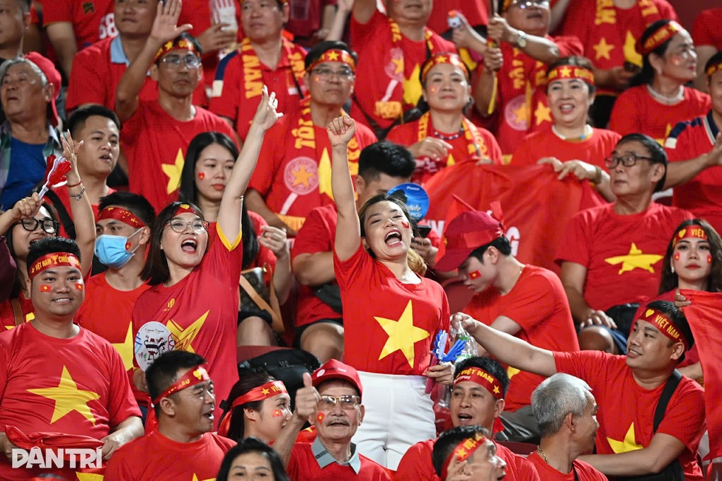 CĐV Việt Nam tại Thái Lan hạnh phúc sau tấm HCV bóng đá nam SEA Games - 1