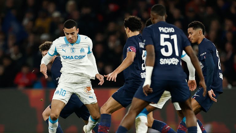 Mason Greenwood thất vọng trên sân