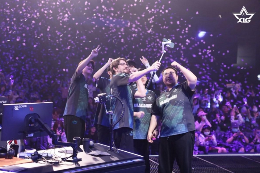 XLG ăn mừng chiến thắng trước BLG